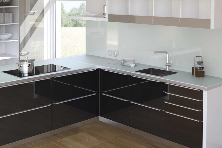 Moderne Küche mit schwarzen Schränken, Spüle und Kochfeld.