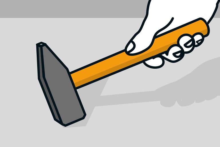 Hand hält Hammer mit Holzgriff.