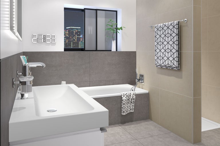 Helles Badezimmer mit Waschbecken, Badewanne und Handtuch