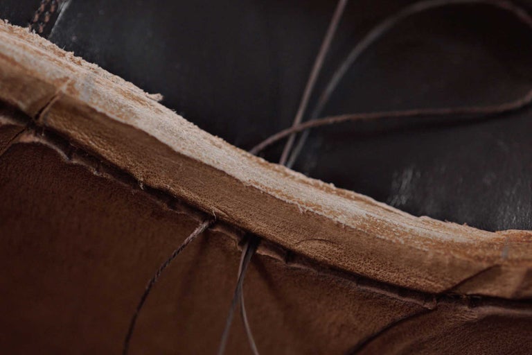 Nahaufnahme von Leder und Faden eines Schuhs