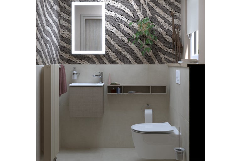 Badezimmer mit Waschtisch, Spiegelschrank mit Beleuchtung und Hänge-WC vor gemusterter Tapete