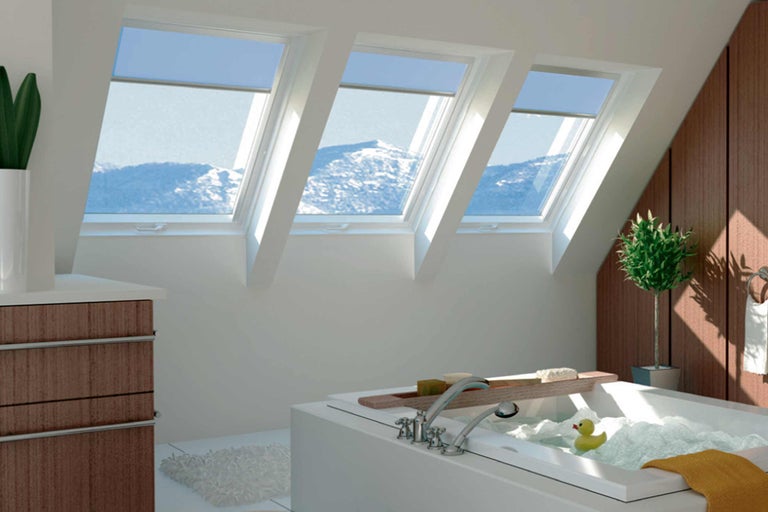 Badezimmer mit Badewanne, Dachfenstern und Waschtisch
