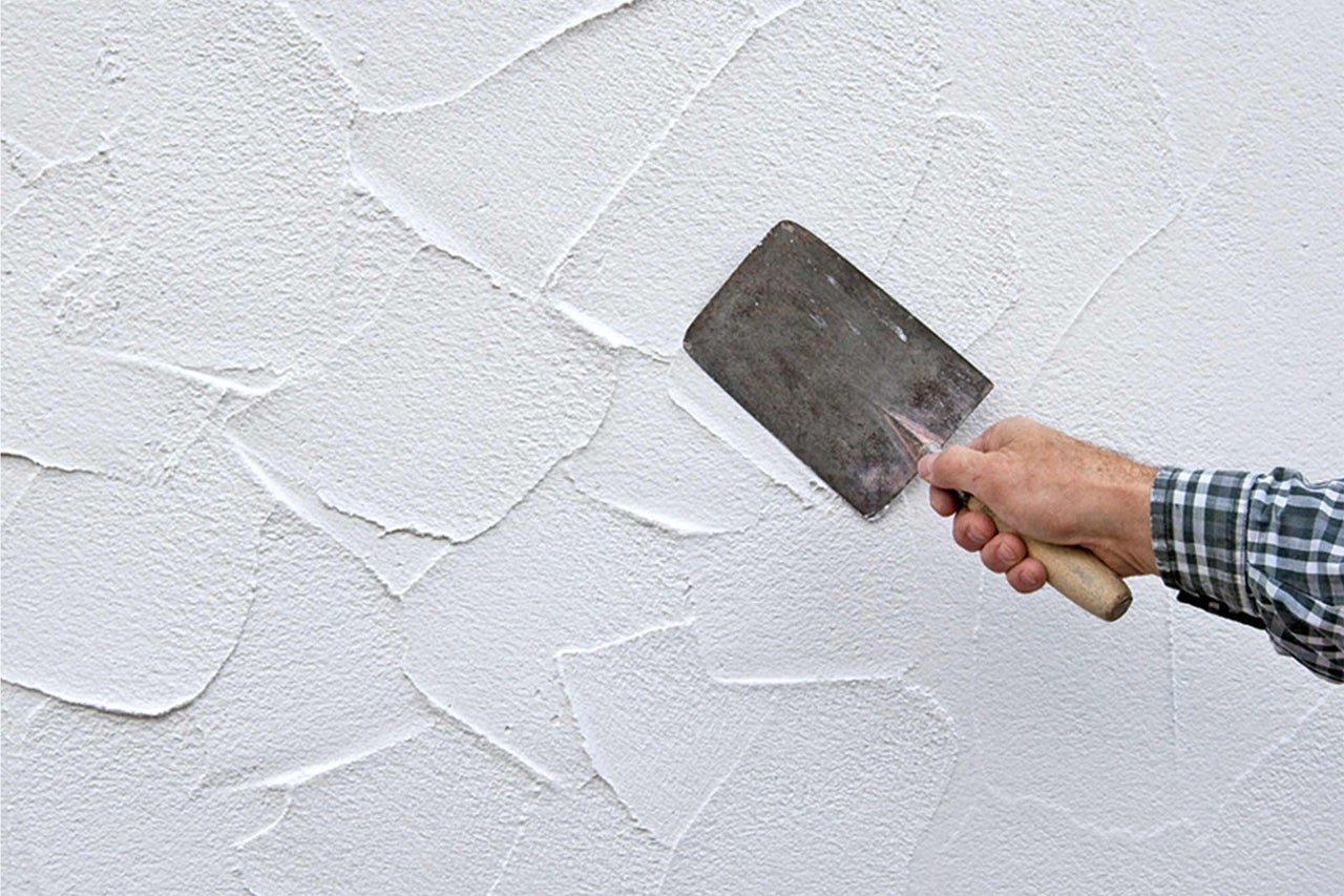 Außenputz mit Spachtel auftragen