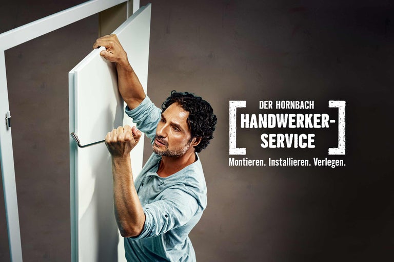 Ein Handwerker montiert eine Tür; Hornbach Handwerkerservice