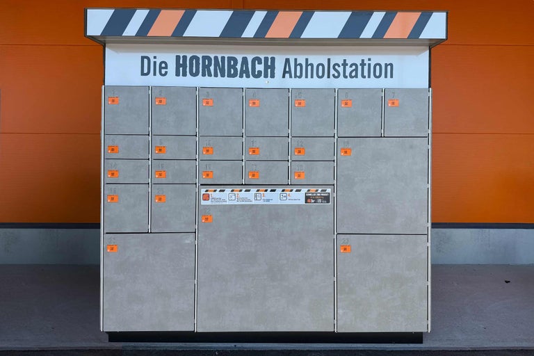 Die Hornbach Abholstation mit nummerierten Fächern