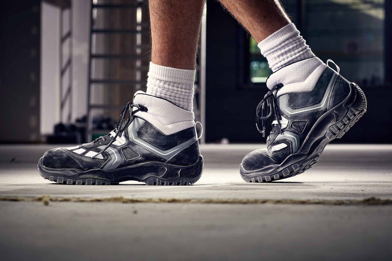 Nahaufnahme von Sicherheitsschuhen für den Arbeitsbereich