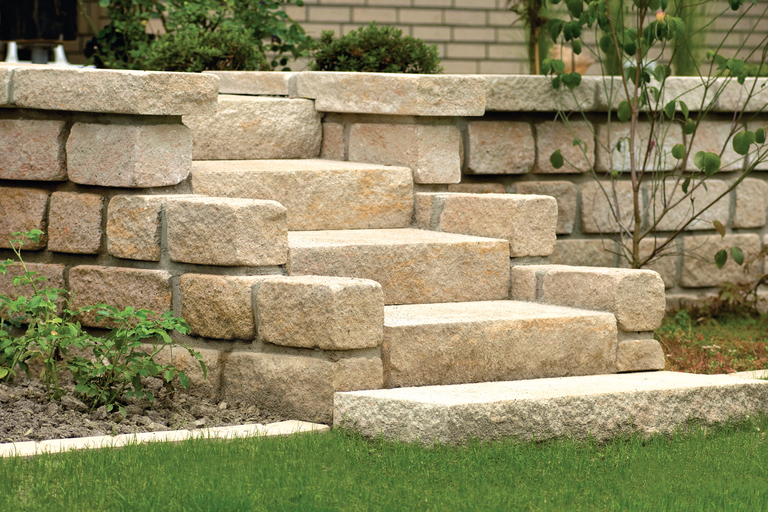 Treppe aus Natursteinen in einem Garten mit Pflanzen