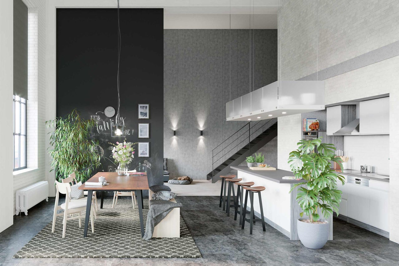 Helles Wohnzimmer mit Esstisch, Küche mit Barhockern und Treppe