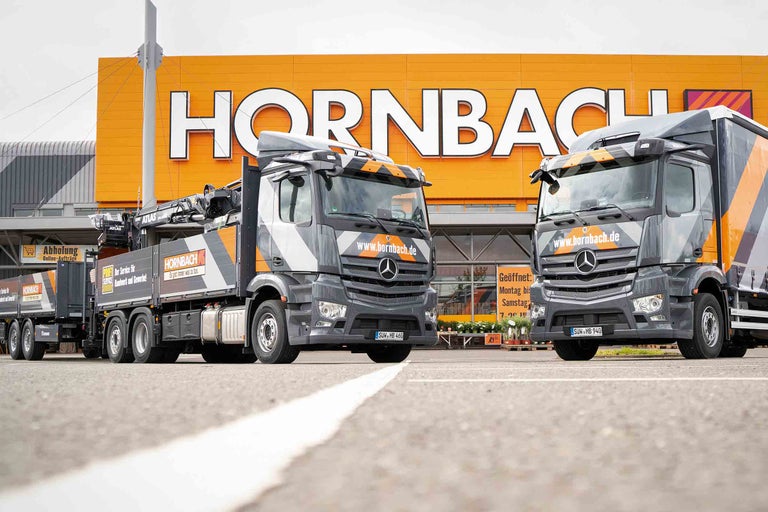 Zwei Lastwagen vor dem Hornbach Baumarkt