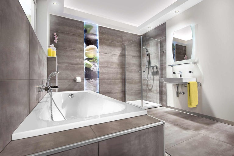 Modernes Badezimmer mit Badewanne, Dusche und Waschbecken