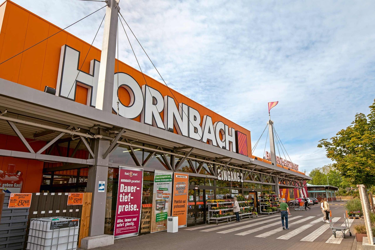  Außenansicht eines Hornbach Baumarktes mit Kunden 