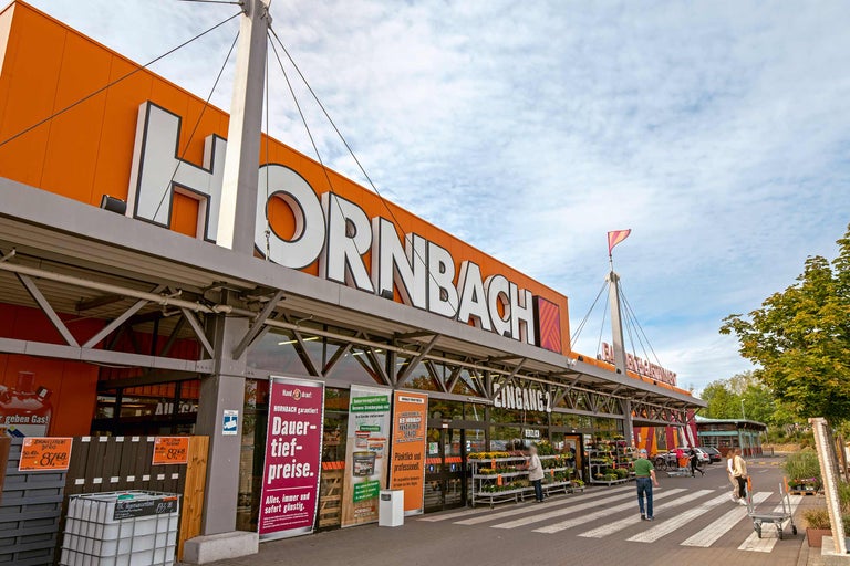 Außenansicht eines Hornbach Baumarktes mit Kunden