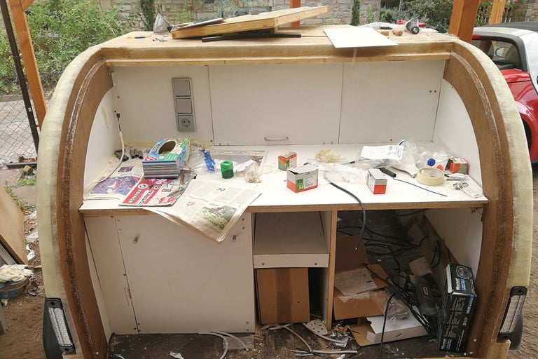 Innenausbau eines Wohnwagens mit Möbeln und Elektrik