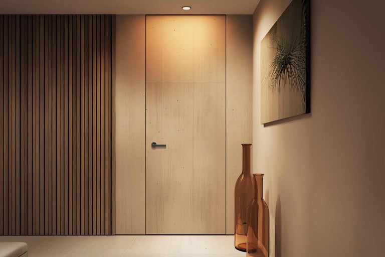 Moderne Inneneinrichtung mit Holztür, Wandpaneelen und dekorativen Glasflaschen