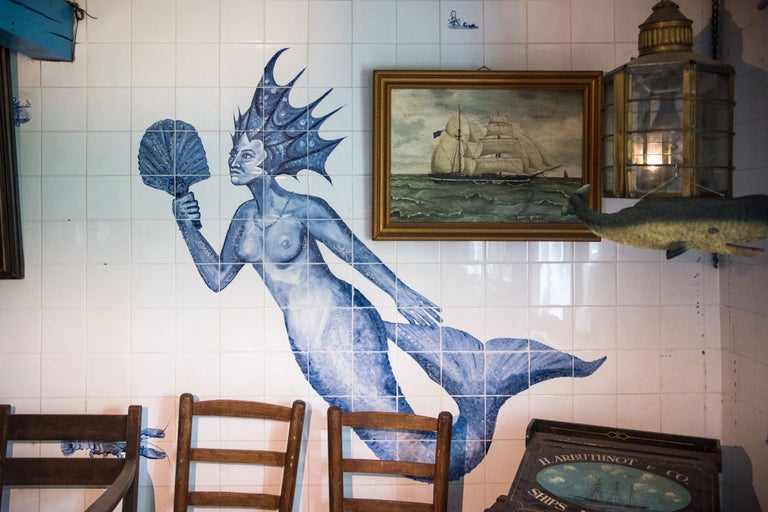 Dekorativer Raum mit Meerjungfrau-Fliesenbild, Schiffsmodell-Gemälde und Vintage-Laterne
