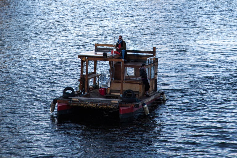 Floß mit Holzkonstruktion auf dem Wasser
