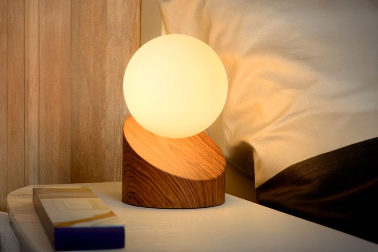 Dekorative Tischleuchte mit Holzfuß und runder Glühbirne für den Innenbereich