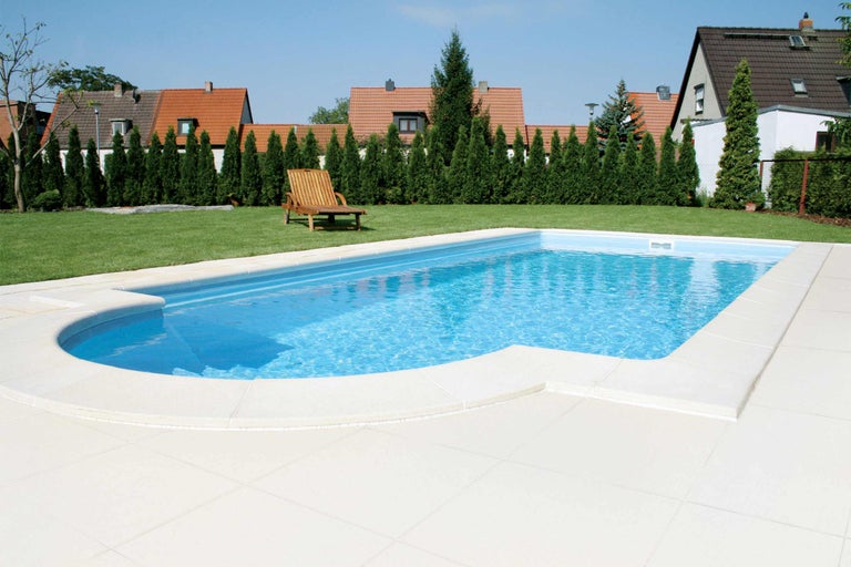 Schwimmbecken im Garten mit Liegestuhl