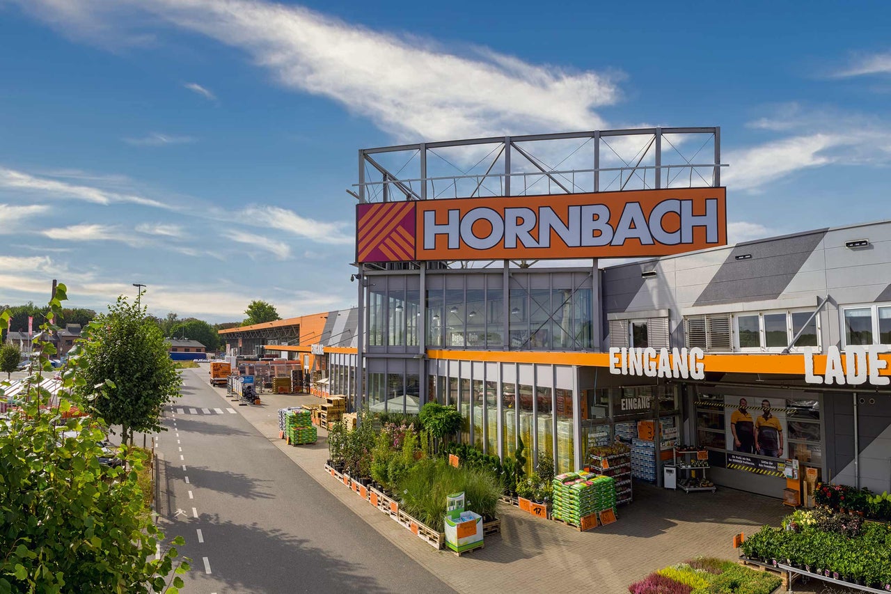  Außenansicht eines Hornbach Baumarktes mit Eingangsbereich und Gartencenter 