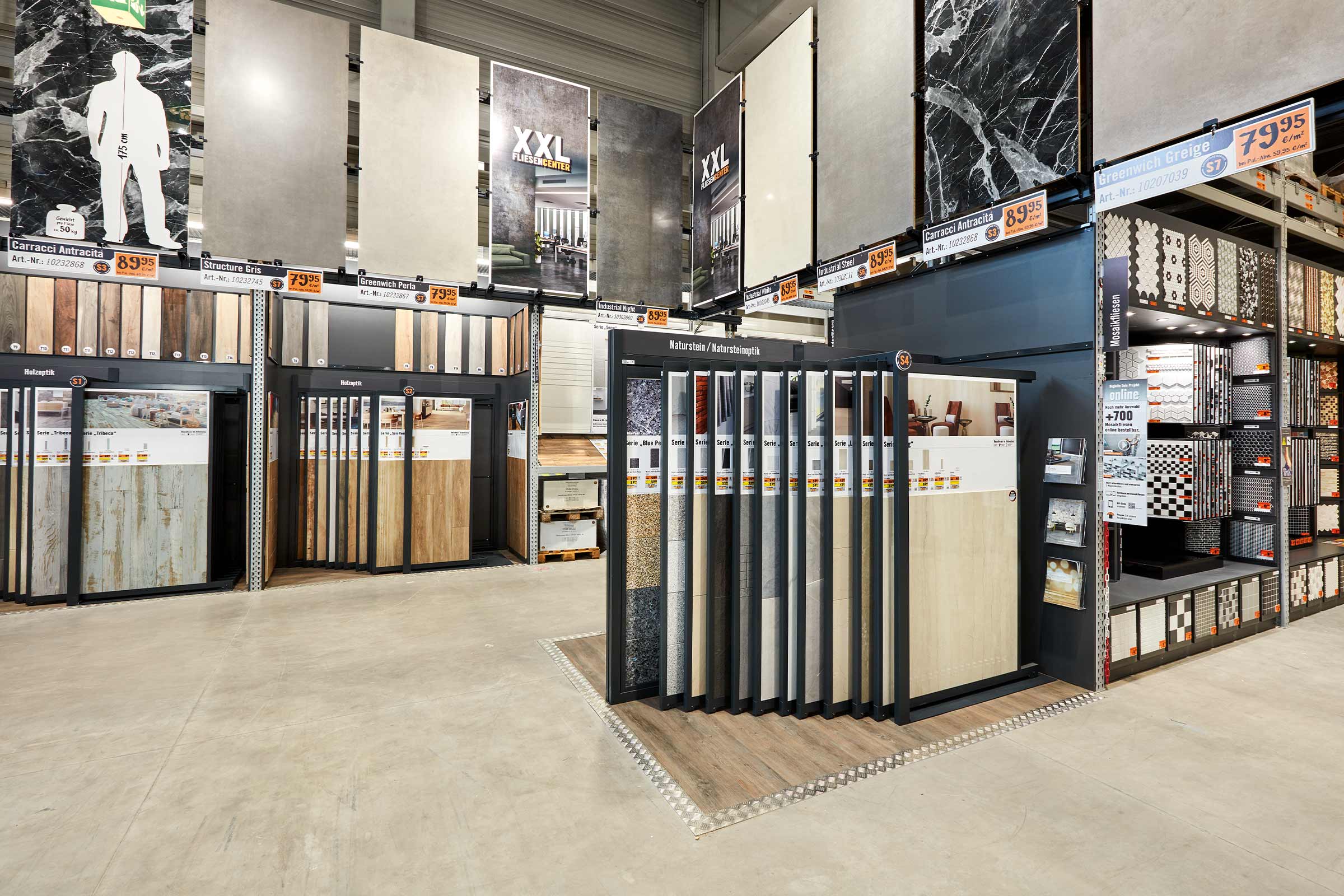 Fliesenpräsentation im Hornbach Markt mit verschiedenen Designs und Materialien
