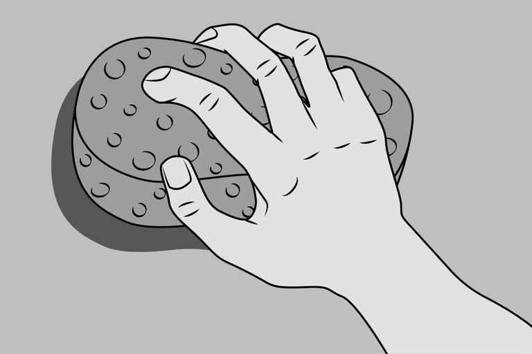 Hand, die einen Schwamm hält