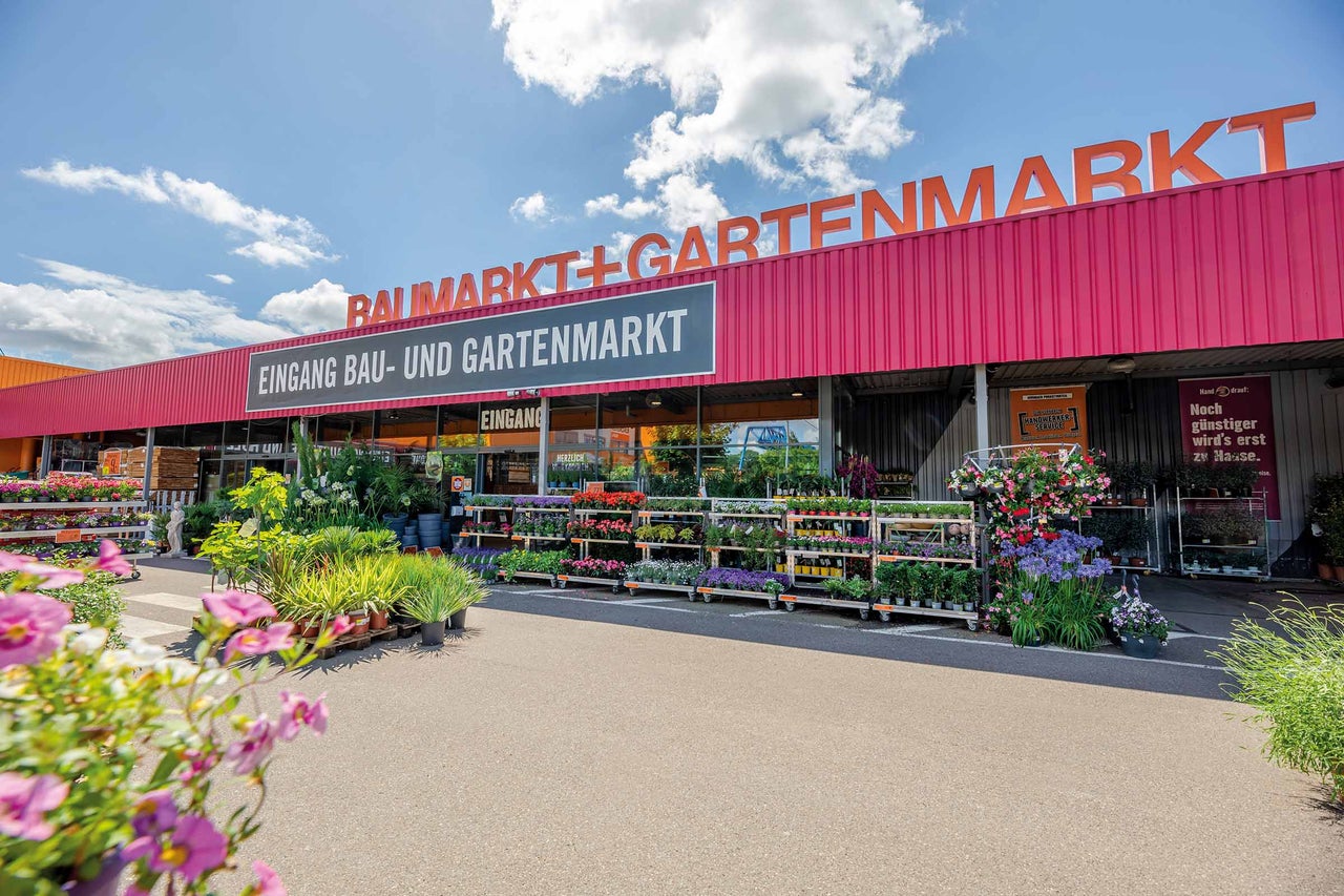  Hornbach Baumarkt Gartencenter Eingang mit Pflanzenregalen 