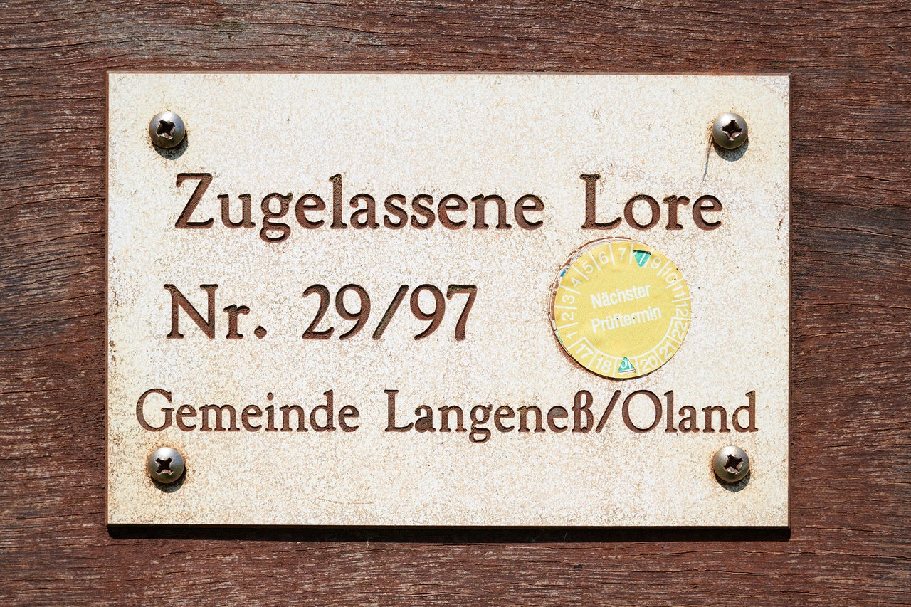 Schild mit der Aufschrift Zugelassene Lore Nr. 29/97 Gemeinde Langeneß/Oland