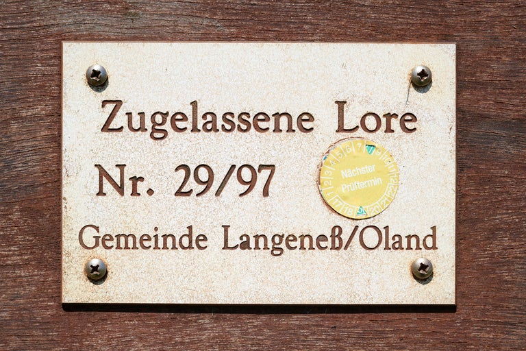 Schild mit der Aufschrift Zugelassene Lore Nr. 29/97 Gemeinde Langeneß/Oland