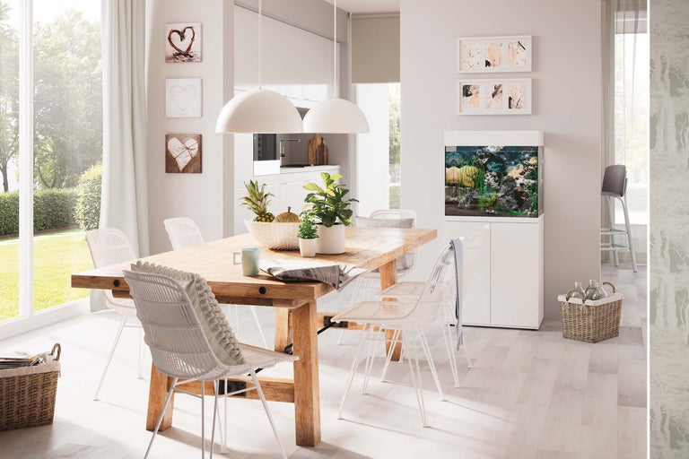 Heller Essbereich mit Holztisch, Korbstühlen, Aquarium und Dekorationen