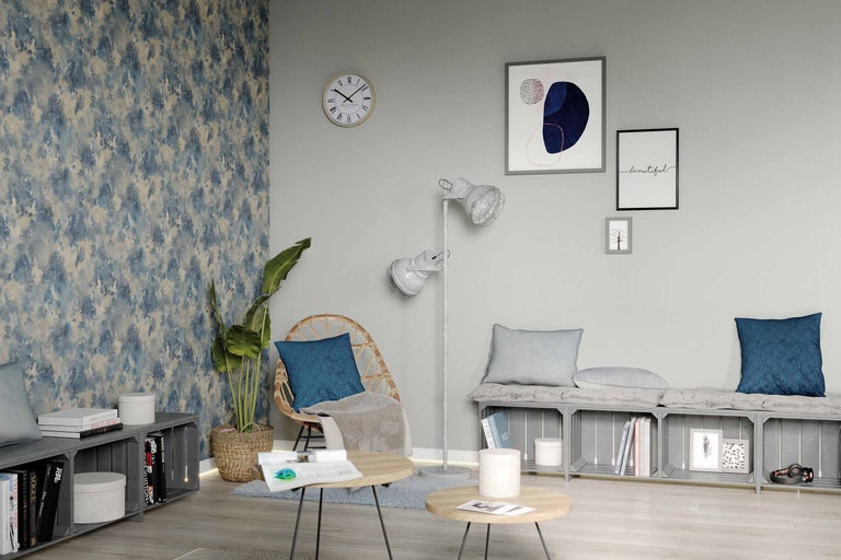 Wohnzimmer mit gemusterter Tapete, Sitzgelegenheit aus Holzkisten und Dekoration