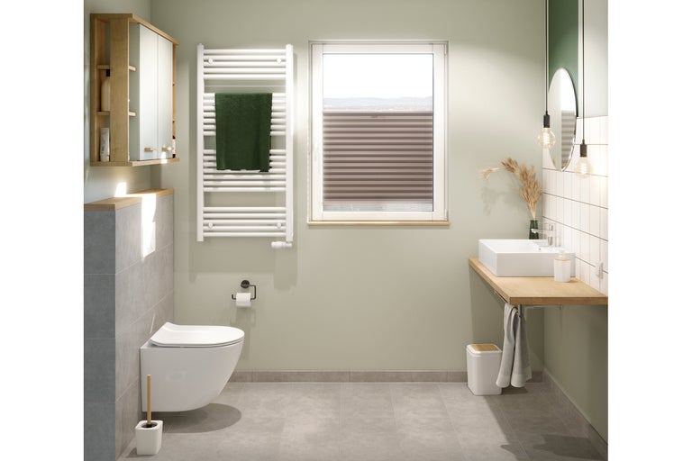 Modernes Badezimmer mit Toilette, Waschbecken, Heizkörper und Spiegelschrank