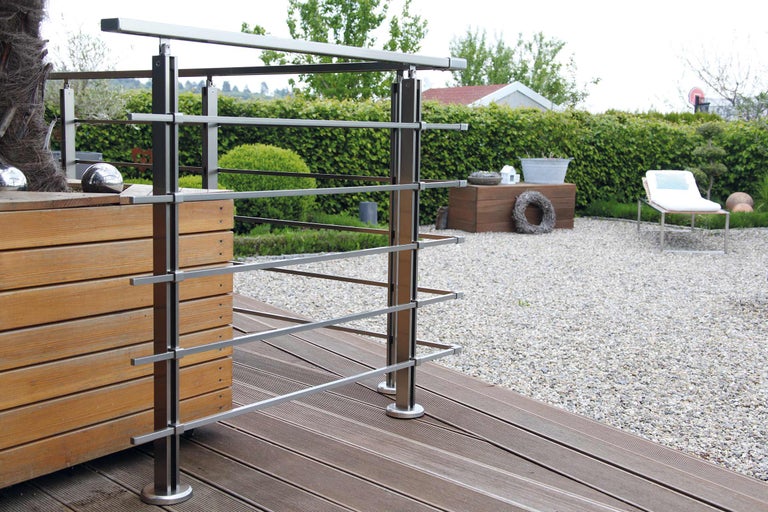 Außenbereich mit Holzterrasse und Edelstahlgeländer