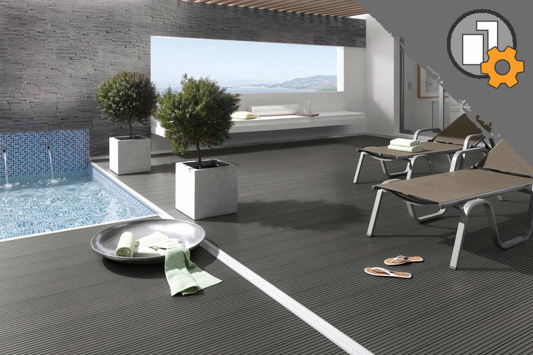 Terrasse mit Pool, Liegestühlen und Pflanzenkübeln für eine entspannende Atmosphäre im Freien