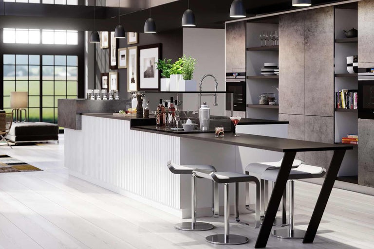 Helle Küche mit Kücheninsel, Barhockern und Küchenutensilien