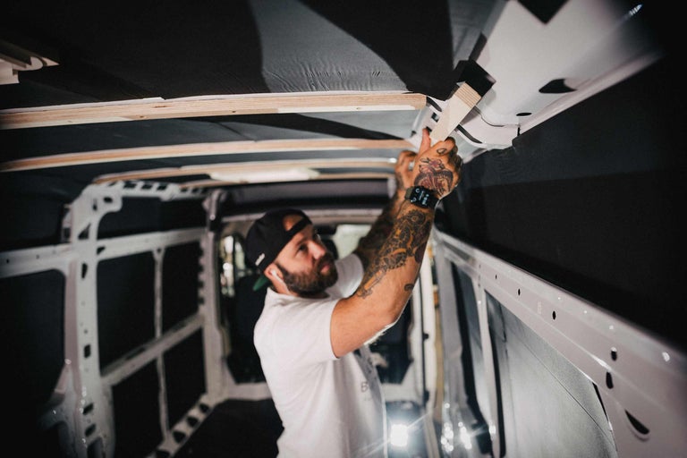 Innenausbau eines Lieferwagens mit Holzlatten und Deckenverkleidung