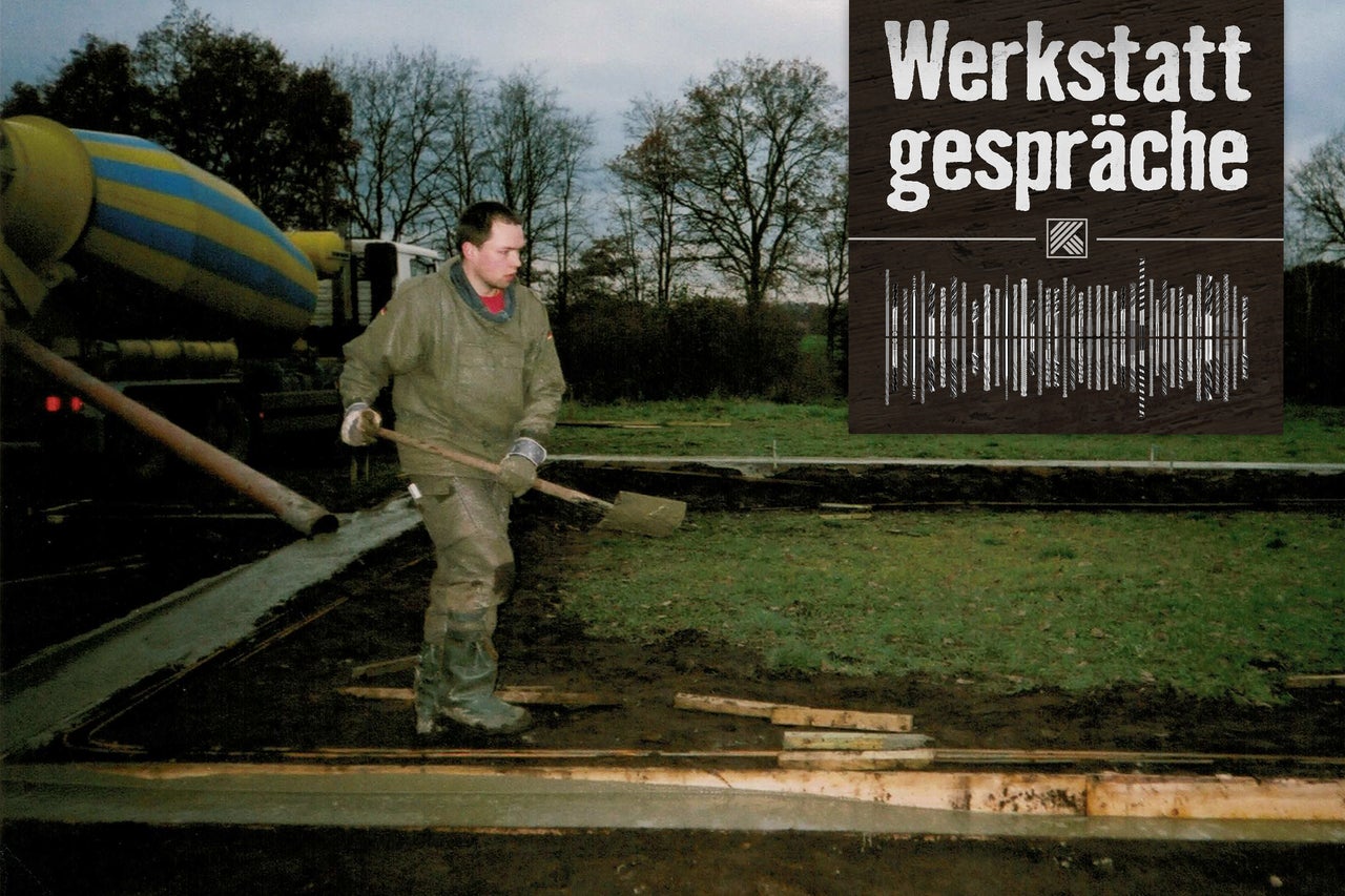 Ein Mann arbeitet mit einer Schaufel an einer Baustelle, im Hintergrund ein Betonmischer und das Logo von Werkstattgespräche.