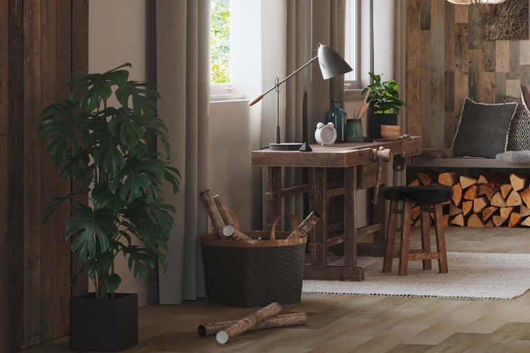 Gemütliches Wohnzimmer mit Holzelementen, Pflanzen und Arbeitsbereich