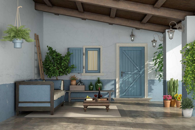 Dekorativer Terrassenbereich mit Sitzgelegenheiten, Pflanzen und rustikalem Flair