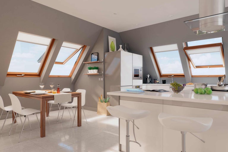 Helle Dachgeschossküche mit Dachfenstern, Esstisch und Kücheninsel