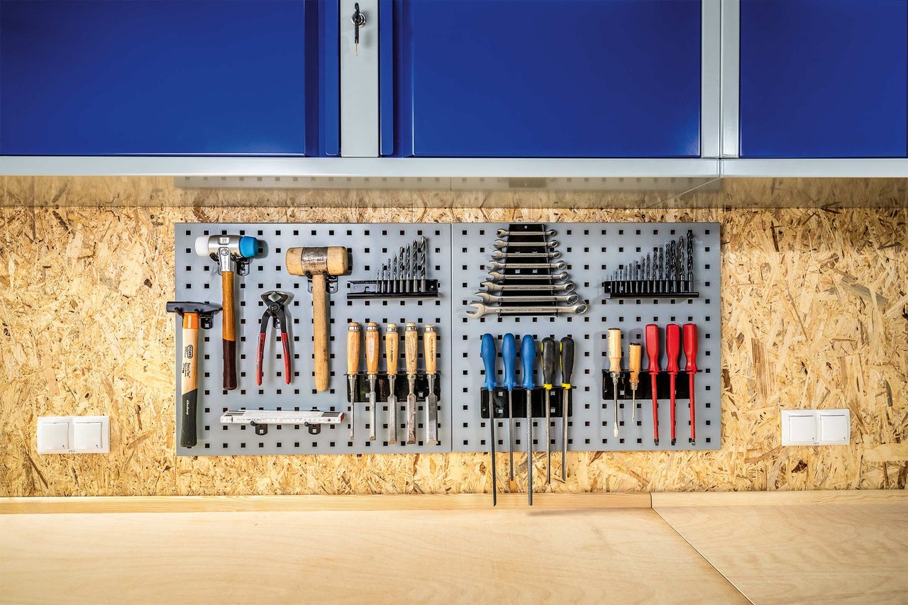 Werkstatt mit Werkzeugwand, Werkzeugschrank und Werkbank