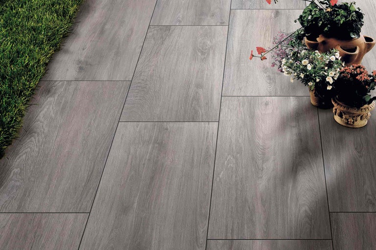 Fliesen in Holzoptik im Außenbereich mit Dekorationselementen