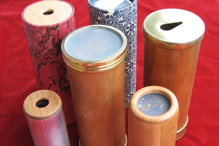 Mehrere Kaleidoskope aus verschiedenen Materialien