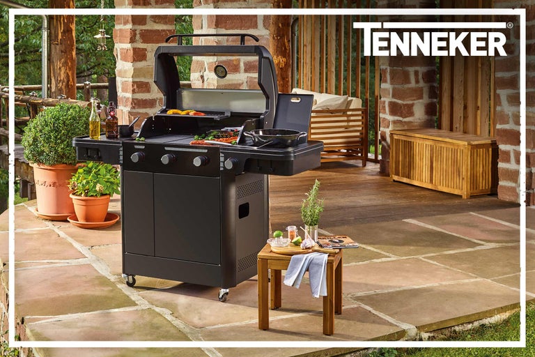 Tennesser Grill auf einer Terrasse mit Kochutensilien