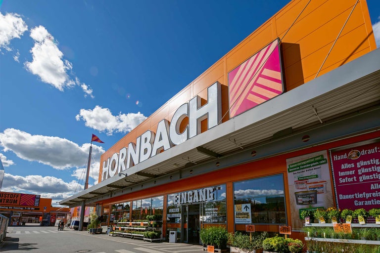 Hornbach Baumarkt Außenansicht bei Tageslicht