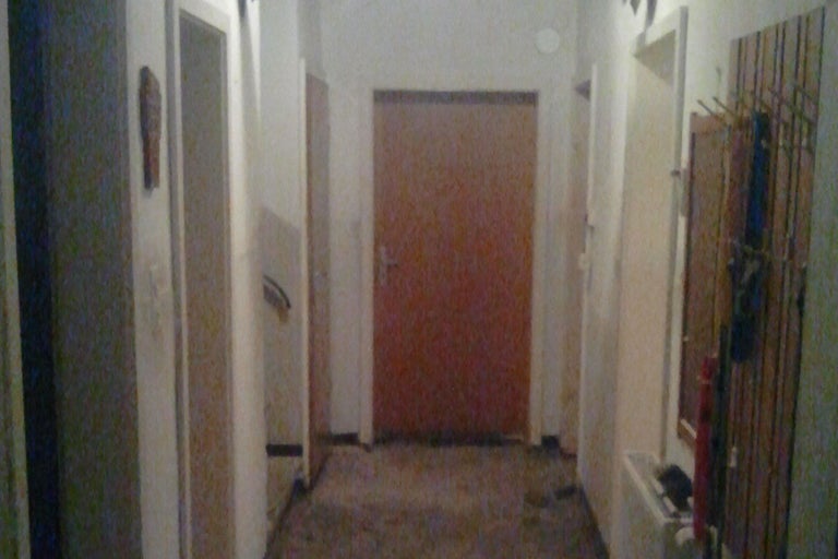 Flur mit mehreren Türen und einer Garderobe