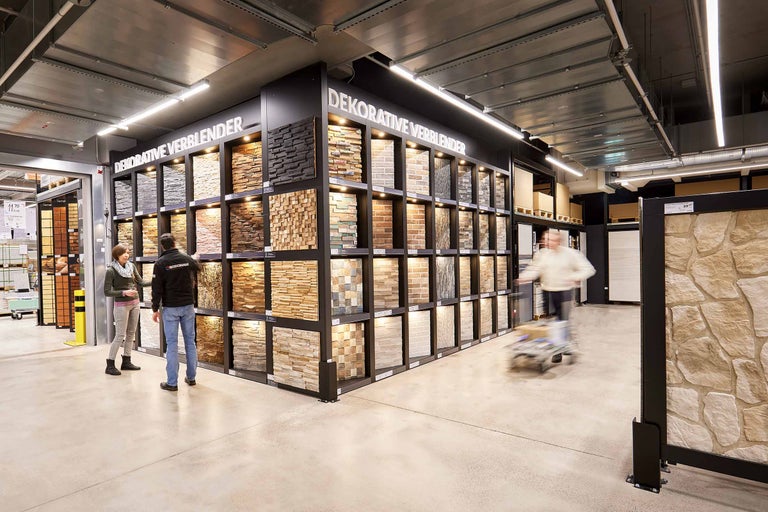 Ausstellung mit dekorativen Wandverkleidungen im Hornbach Markt