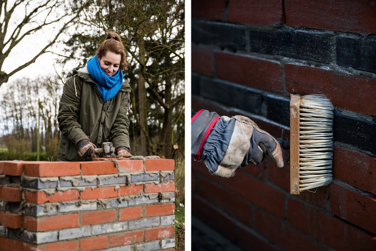 Frau mauert eine Mauer und reinigt eine Ziegelwand mit einer Bürste.
