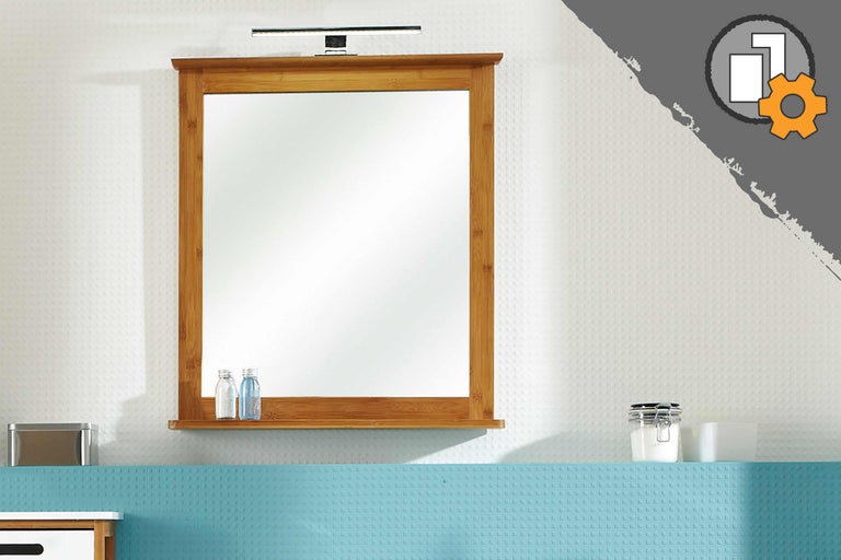 Badezimmer Spiegel aus Bambus mit Beleuchtung und Ablagefläche.