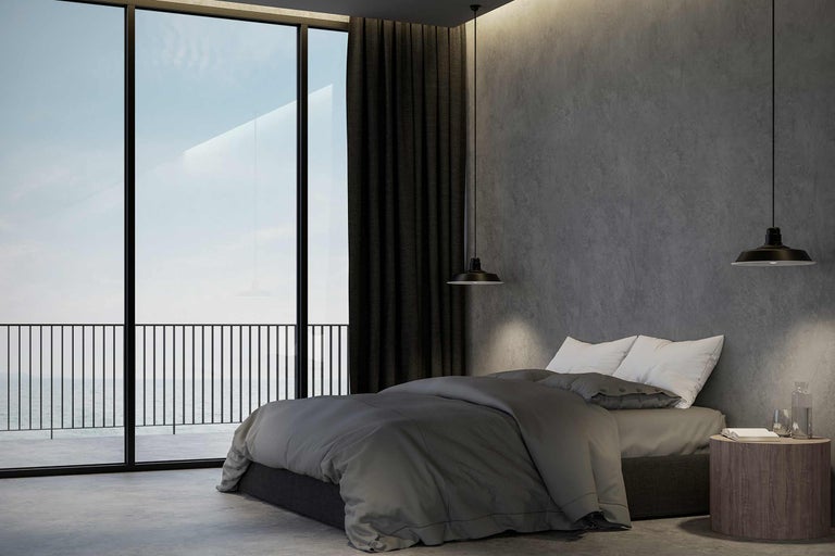 Modernes Schlafzimmer mit Bett, Vorhängen und großem Fenster mit Meerblick