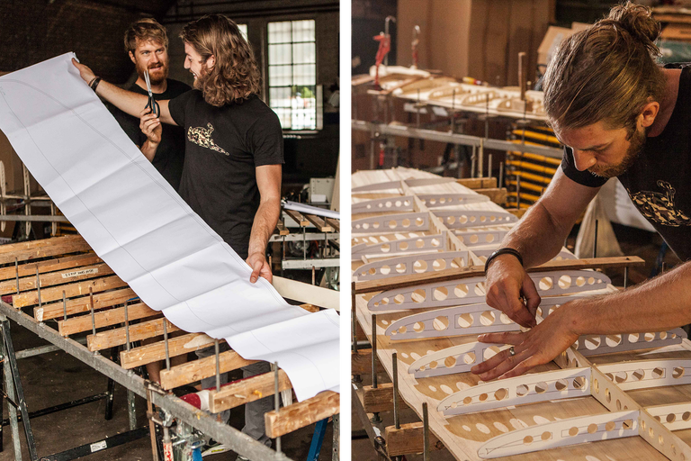 Zwei Männer bearbeiten einen Bauplan und eine Holzkonstruktion für ein Heimwerkerprojekt.